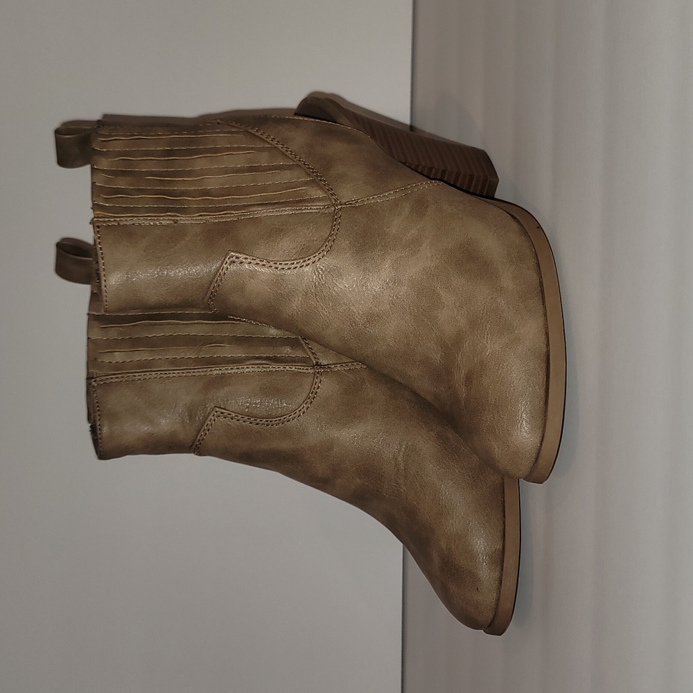NWOT TG womens booties